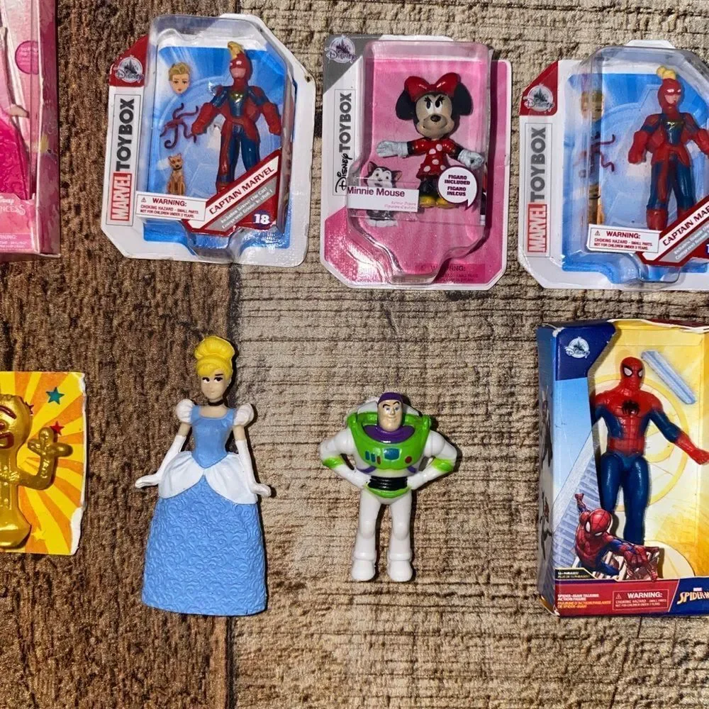💜 zuru  mini brands lot of 9 figurines.